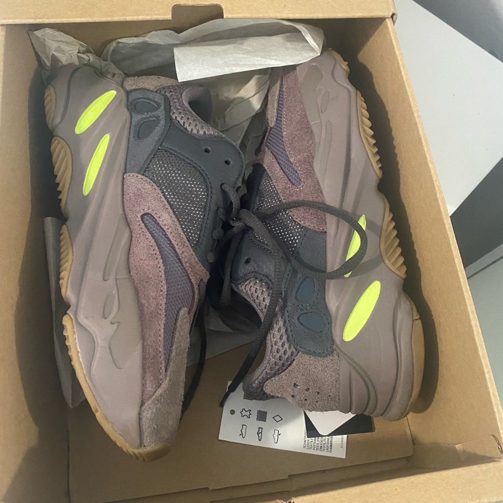Yeezy 700 Mauve